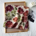 Détail du carré élégant à chevrons avec imprimé floral violet sur tissu beige - 68x68cm / Base Beige Clair avec Fleurs Pourpre Foncé (68RZW103-1)