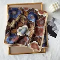 Carré de soie élégant au toucher coton avec imprimé floral sur fond marron chic - 68x68cm / Base Brun Foncé avec Fleurs Bleu Blanc Rouge Brique (68RZW103-4)