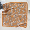 Foulard quadrato arancione in seta con stampa floreale e bordo nero su marmo - Stampa Floreale Arancione (58FJ88-1)