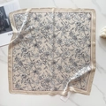 Flat lay di un foulard in seta satinata champagne con stampa floreale nera elegante - Oro Champagne Floreale Vintage (58FJ88-2)