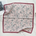 Dettaglio di un foulard quadrato in finta seta rosa con eleganti motivi floreali - Rosa Linee Nere Floreale (58FJ88-3)