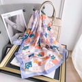 Elegante foulard quadrato in finta seta con motivi di margherite su una borsa - 70x70 / Blu Fumo