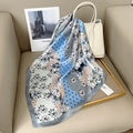 Vierkante zijden-look sjaal van 70cm met bloemenprint op een luxe beige lederen oppervlak - Blauw (70FJ416—2) / 70*70