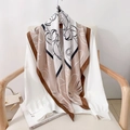 Elegante zijden sjaal met bloemenprint in wit en bruin op een witte chiffon blouse - Bruine Rand