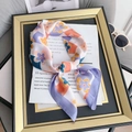 Foulard en soie avec fleurs mauves et motifs géométriques à blocs de couleurs - 70*70cm / Bleu