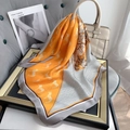 Zijden vierkante sjaal met oranje zebraprint geknoopt aan een beige handtas voor elegantie - 70x70cm / Oranje
