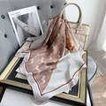 Bruine en beige faux zijden vierkante sjaal met zebraprint op een witte handtas - 70x70cm / Tan