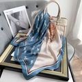 Zijden sjaal met blauwe en beige zebraprint aan een handtas voor een stijlvolle look - 70x70cm / Blauw