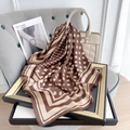 Foulard en soie à pois marron et beige avec lettres STYLE attaché à un sac à main - Camel