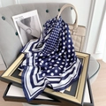 Foulard en soie bleu marine à pois et lettres attaché à un sac à main beige - Bleu