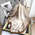 Viereckiges Halstuch mit braunen Punkten auf cremefarbenem Grund an Handtasche - 70x70cm / Braun
