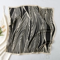 Elegante pañuelo cuadrado de seda con rayas de cebra y acabado satinado suave - 70x70cm / Beige-Negro