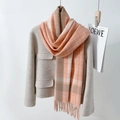 Eleganter Karoschal in Orange-Rosa und Braun mit feinen Fransen im Brit-Stil - Fleischrosa
