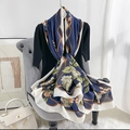 Elegante zijden sjaal met vintage rozenprint en gouden kettingdetails op satijnen stof - Marineblauw