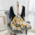 Elegante vintage zijden sjaal met gele rozen en groene rand op een chique display - Wit Groen