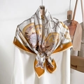 Eleganter Seidenschal mit Vintage-Blumen- und Kettenmuster in Creme- und Gelbtönen - Hellkaffee (Reitsportkette)