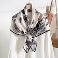 Eleganter Seidenschal mit schwarzen Blumenskizzen an einem weißen Hemdkragen - Dunkelblau Weiß (Einfach Vintage Floral)
