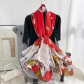 Elegante lange rode satijnen sjaal met witte bloemmotieven op een zwarte etalagepop - 180*90CM / Rood