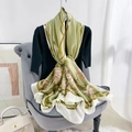 Elegante olijfgroene zijden satijnen sjaal met witte bloemen en gouden kwastjesprint - Cyaan