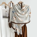 Lange Seidenschal-Stola mit Blumenmuster und klassischen geometrischen Details - Grauweiß