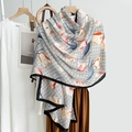 Eleganter Schal mit Blumenmuster, geometrischem Monogramm und schwarzem Rand - Hellblau