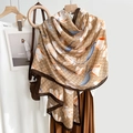 Eleganter bedruckter Schal mit geometrischen Mustern und leichtem erdfarbenem Stoff - Khaki