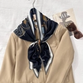 Dunkelblauer Seidenschal mit goldenen nautischen Ankern zu einem beigen Blazer - 95x95cm / Dunkelblau