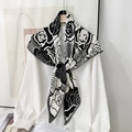 Elegantes weißes Langarmhemd mit einem klassischen schwarz-weißen Rosenschal als Akzent - Rose Blumenmuster-Stil / Klassisch Schwarz-Weiß