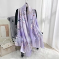 Elegante lange zijden sjaal met lavendel bloemenprint gedrapeerd over een stoel - 180*90CM / Paars