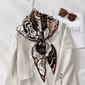 Braunes und beige Seidentuch mit abstraktem Blumenmuster an einem beigen Blazer - Rose Blumenmuster-Stil / Braun