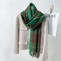 Sciarpa scozzese vintage verde e marrone con frange su un cappotto di lana bianco - Verde Smeraldo