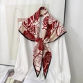 Dreieckstuch mit Fischgrätenmuster in Rot und Beige auf einem weißen Hemd gebunden - Rose Blumenmuster-Stil / Ankara Rot