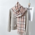 Roze en witte geruite kasjmierachtige sjaal met franjes op een grijze wollen jas - 68*180+20cm / Roze