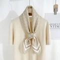 Foulard élégant en soie avec imprimés de chaînes géométriques sur un pull blanc - Kaki (90FJ286-4)