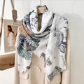 Eleganter weißer Schal mit lila Blumendruck und Fransen auf einem beigen Mantel - 130CX79 Stil / Großes Quadrat / Weiß Und Blau Druck