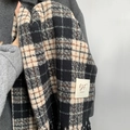Klassieke geruite sjaal in zwart, beige en marineblauw met kwastjes en een vierkante logo - Verlengde en Verdikte Stijl / Zwart