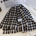 Klassieke zwart, wit en bruin houndstooth sjaal met zachte franjes en dikke textuur - Houndstooth Black And White Style / Zwart