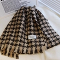 Bruine en zwarte pied-de-poule sjaal met franjes op een witte achtergrond van imitatiebont - Brown And Black Houndstooth Style / Bruin