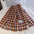Oranje, witte en blauwe pied-de-poule sjaal met kwastjes op een witte tapijtachtergrond - Orange Red White And Blue Houndstooth / Rood