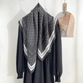 Écharpe en soie avec motifs de chaînes et lettres géométriques en noir et gris - Noir (90FJ286-1)