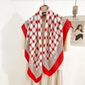 Carré de soie élégant à motif de chaîne rouge et crème sur un cintre en bois - Rouge