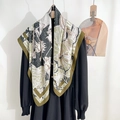 Elegante zijden vierkante sjaal met abstracte bloemenprint in legergroen en beige tinten - Eén maat / Bruin (90FJ291-2)