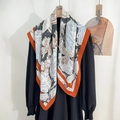 Elegante zijden sjaal met tropische bloemenprint en oranje rand op een zwarte jurk - Eén maat / Oranje (90FJ291-4)