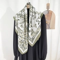 Elegante witte zijden sjaal met groene vintage bloemenprint op een zwarte jurk - Grijsgroene Rand