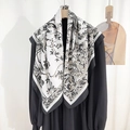 Elegante witte zijden sjaal met botanische print en zwarte rand op houten hanger - Donkerblauwe Rand