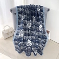Elegante donkerblauwe katoen-linnen sjaal met witte rozenprints en een blauwe rand - Blauw