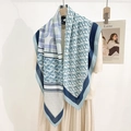 Elegante pañuelo de seda con estampado de monograma azul y beige en percha de madera - 90*90cm / Azul