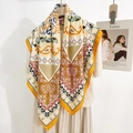 Retro bohemien vierkante sjaal in oranje en beige tinten hangend aan een witte muur - Eén maat / Geel