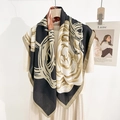 Pañuelo de seda vintage negro con estampado floral dorado sobre un vestido de punto - 90x90cm / Azul oscuro