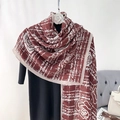 Elegante scialle in cotone e lino con stampa floreale di camelia bordeaux e motivo a griglia - Rosso